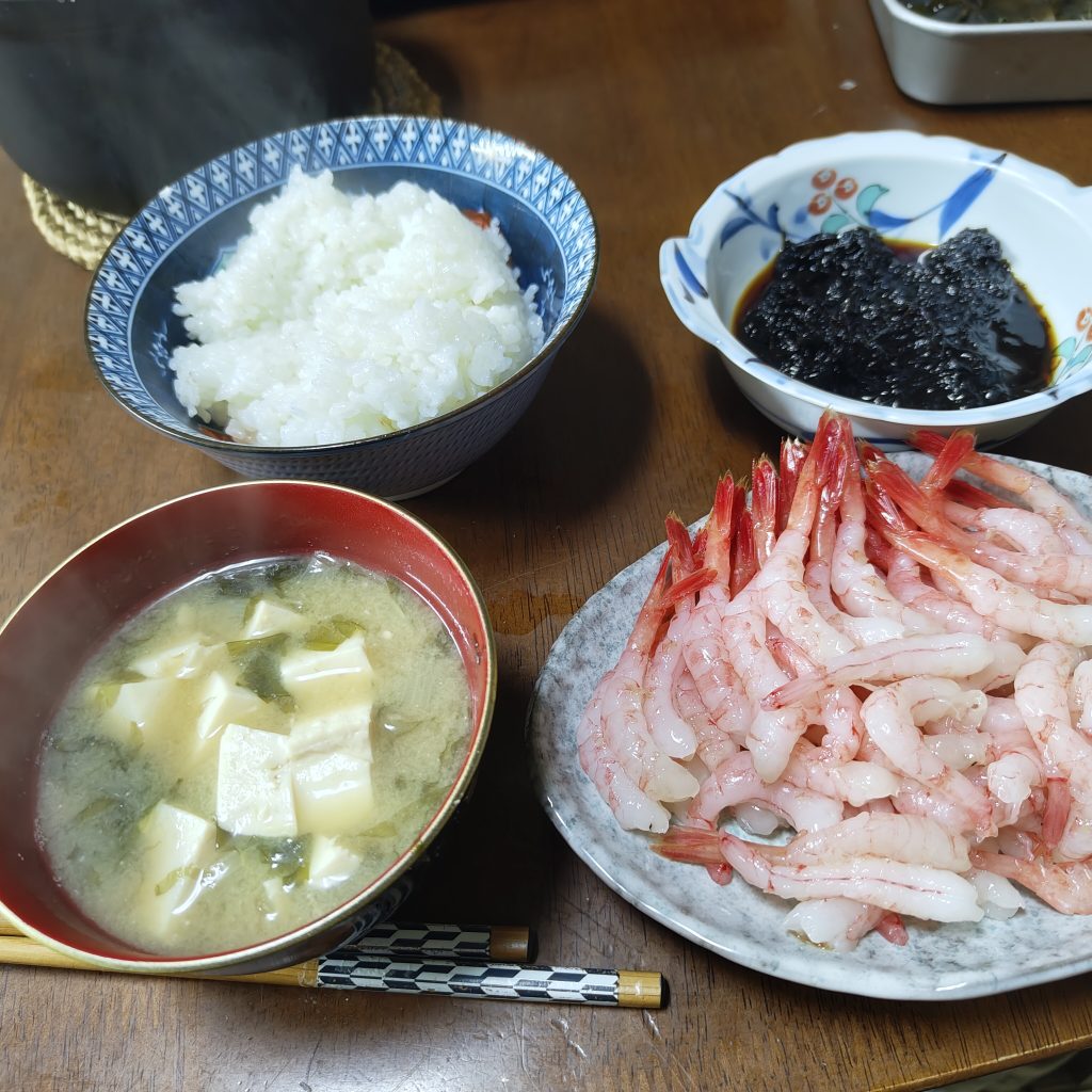 てんこ盛り甘海老と甘海老の出汁の味噌汁と生海苔の佃煮